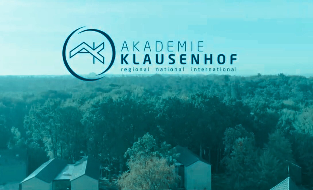 Klausenhof1cb27c3c Akademie Klausenhof mit Logo Das Bild zeigt die Akademie von oben mit Wald im Hintergrund.